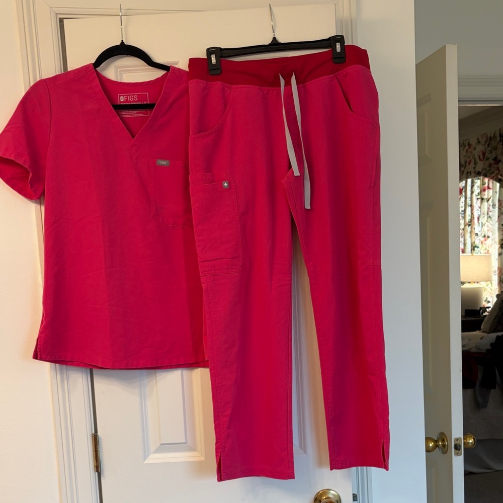 Figs Women's Pink Scrub Set - Picture 1 of 1